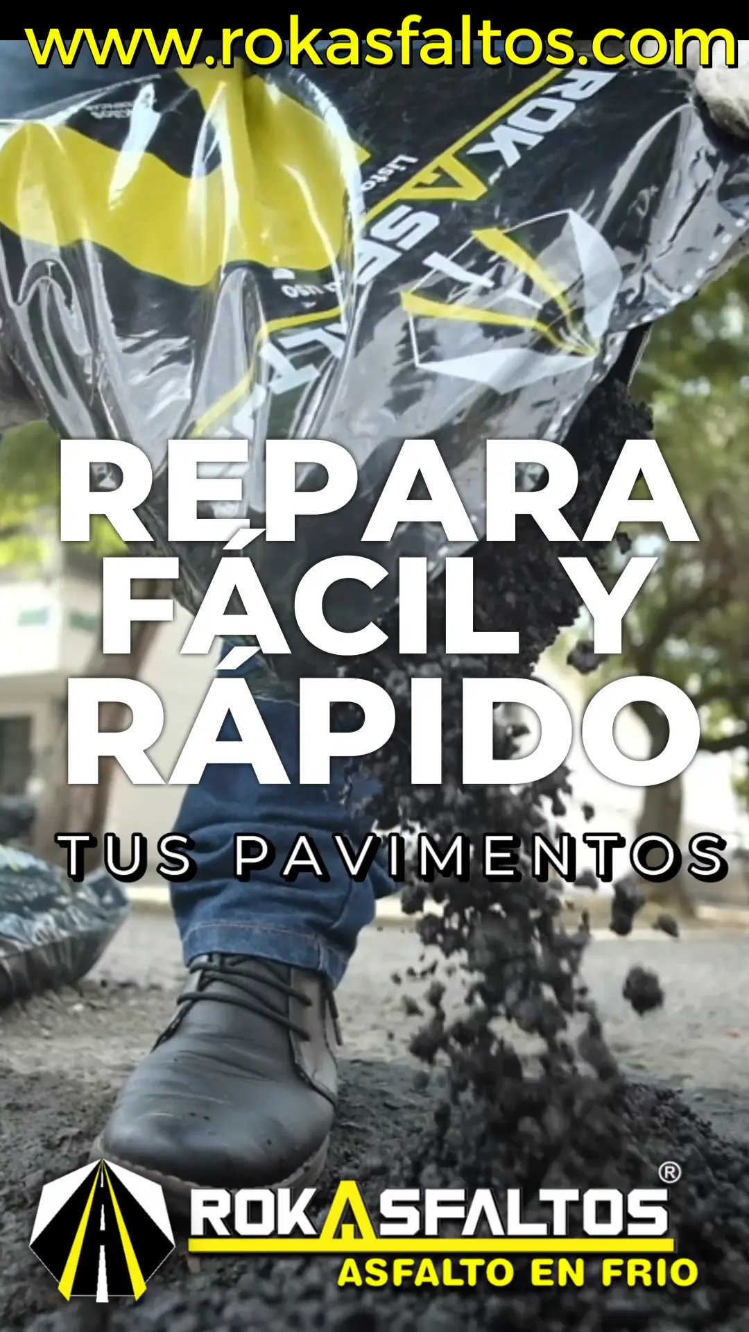 Aplicación de mezcla asfáltica en frío ROKASFALTOS para reparar pavimentos.