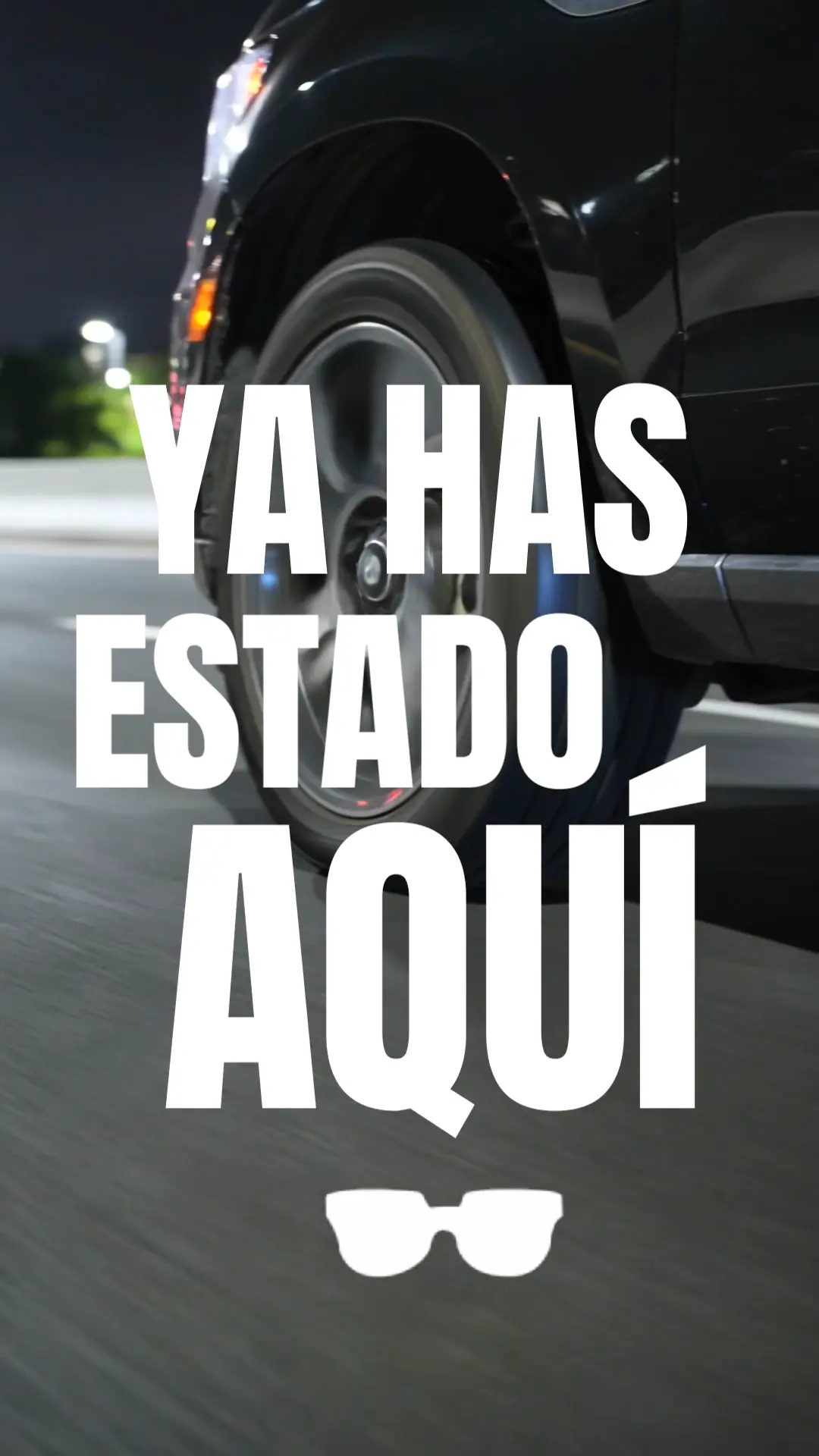 Vehículo circulando por una vía renovada con soluciones ROKASFALTOS.