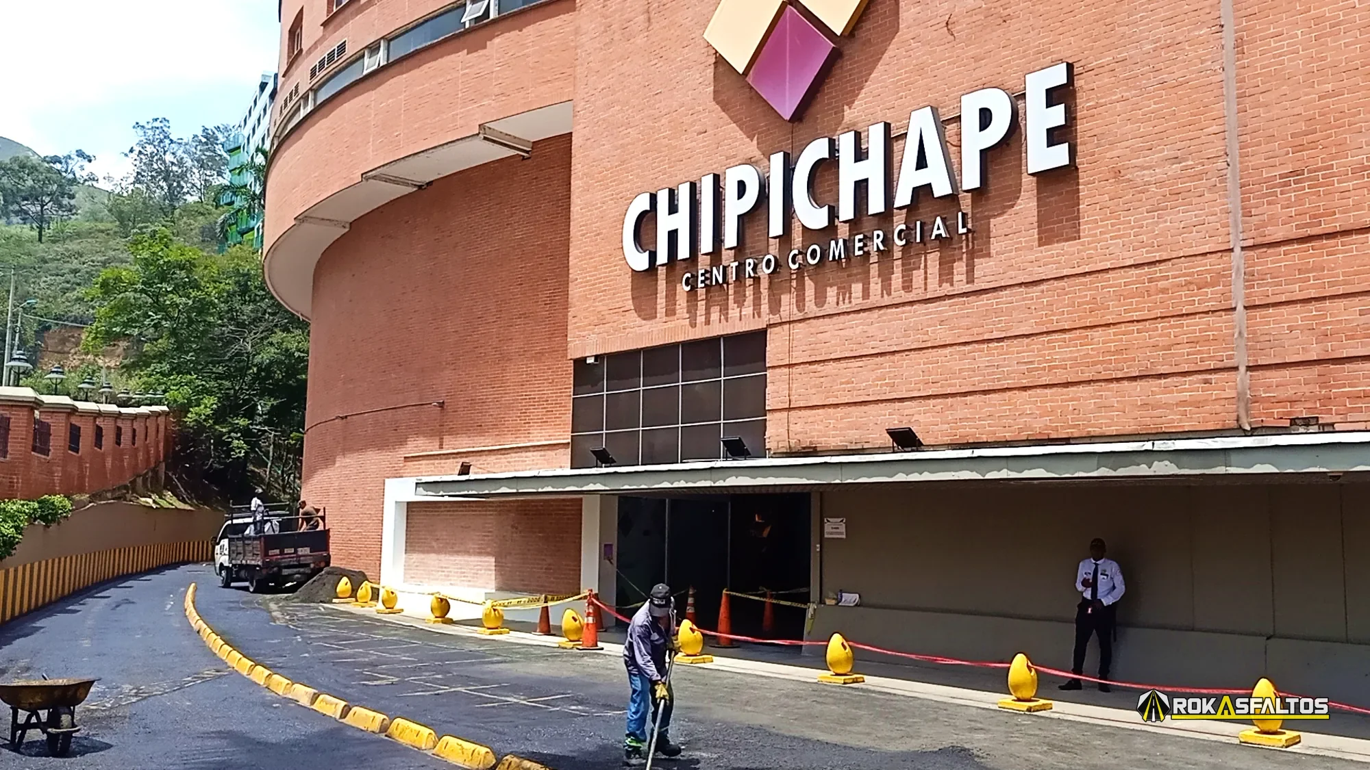 Renovación del pavimento en el Centro Comercial Chipichape