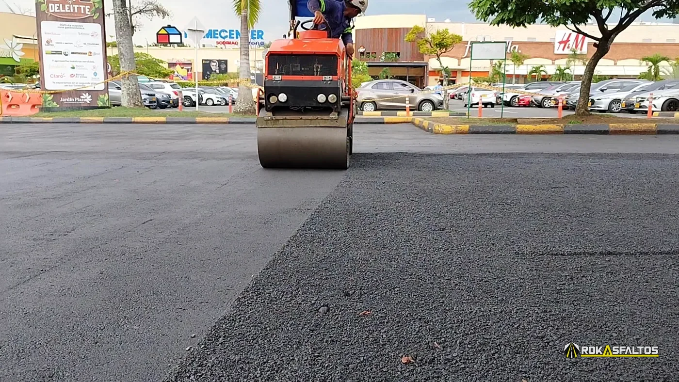 Renovación de pavimento ROKASFALTOS en Centro Comercial Jardín Plaza