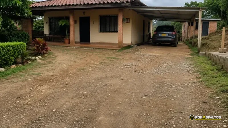 Parqueadero de una casa todavía sin pavimentar