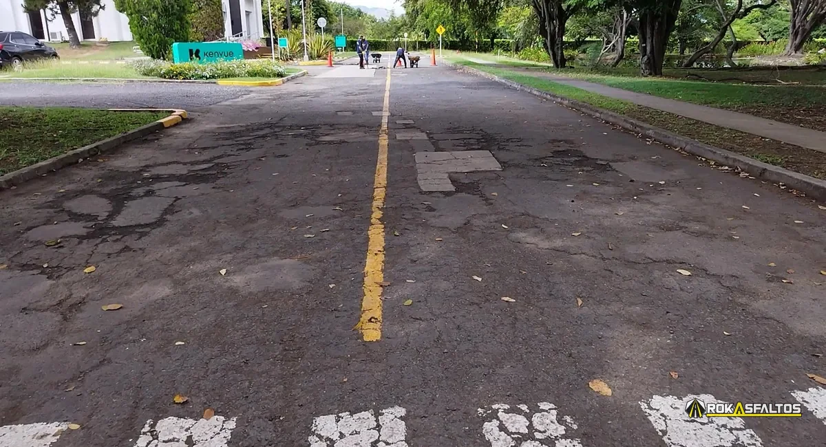 Pavimento con múltiples reparaciones