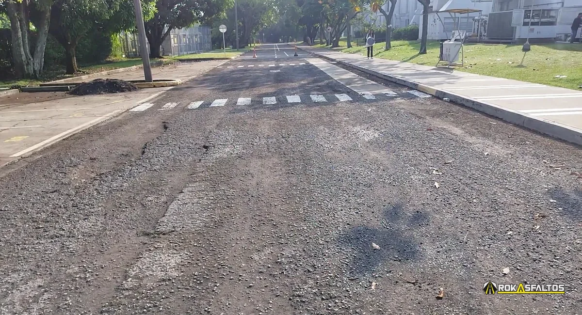 Superficie completa con pavimento deteriorado