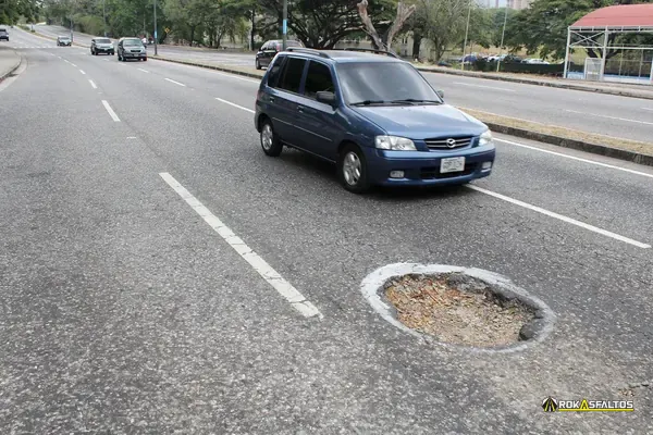 Bache o hueco en el pavimento