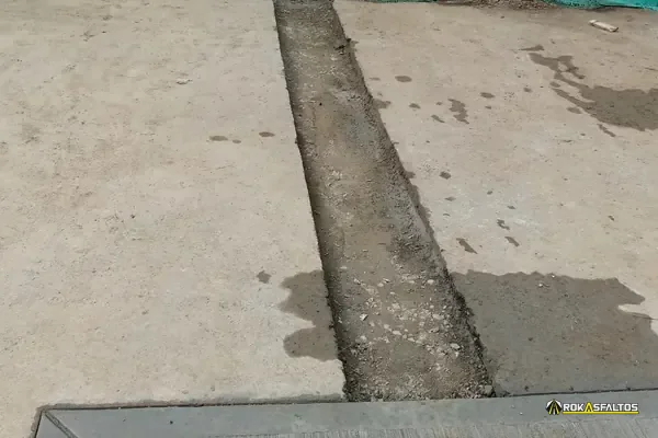 Zanja abierta en el pavimento