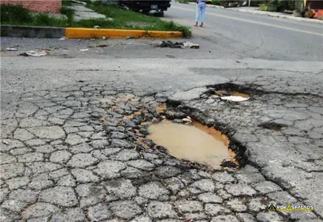 Daño severo en pavimento asociado a posible fallo estructural