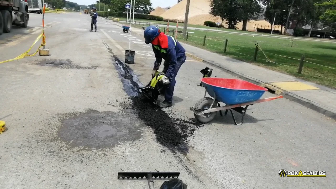 Aplicar la mezcla asfáltica en la abertura