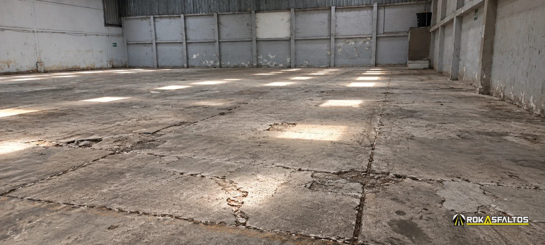Pavimento de concreto deteriorado